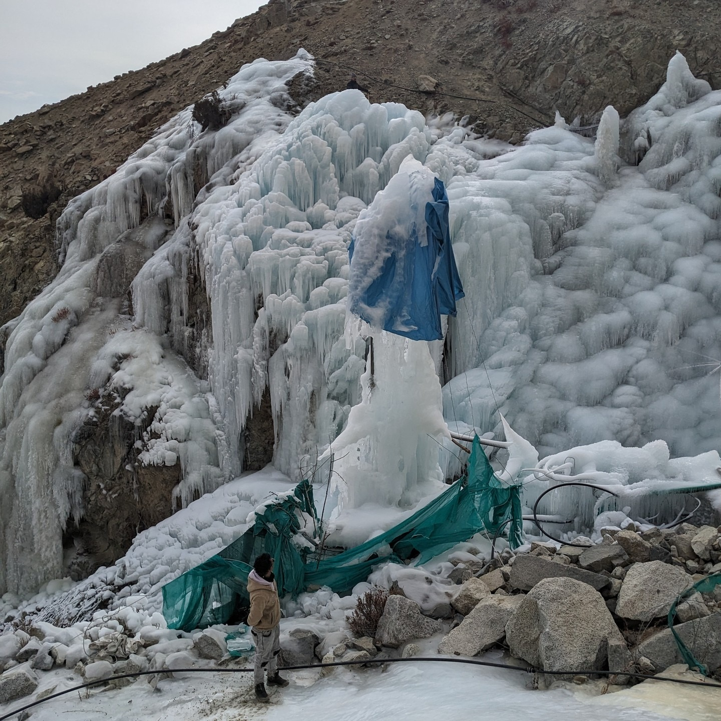 La idea ha cruzado fronteras: en 2016, Sonam Wangchuk implementó glaciares artificiales en los Alpes suizos, mostrando un enfoque eficiente y ecológico para la gestión del agua en zonas rurales.
