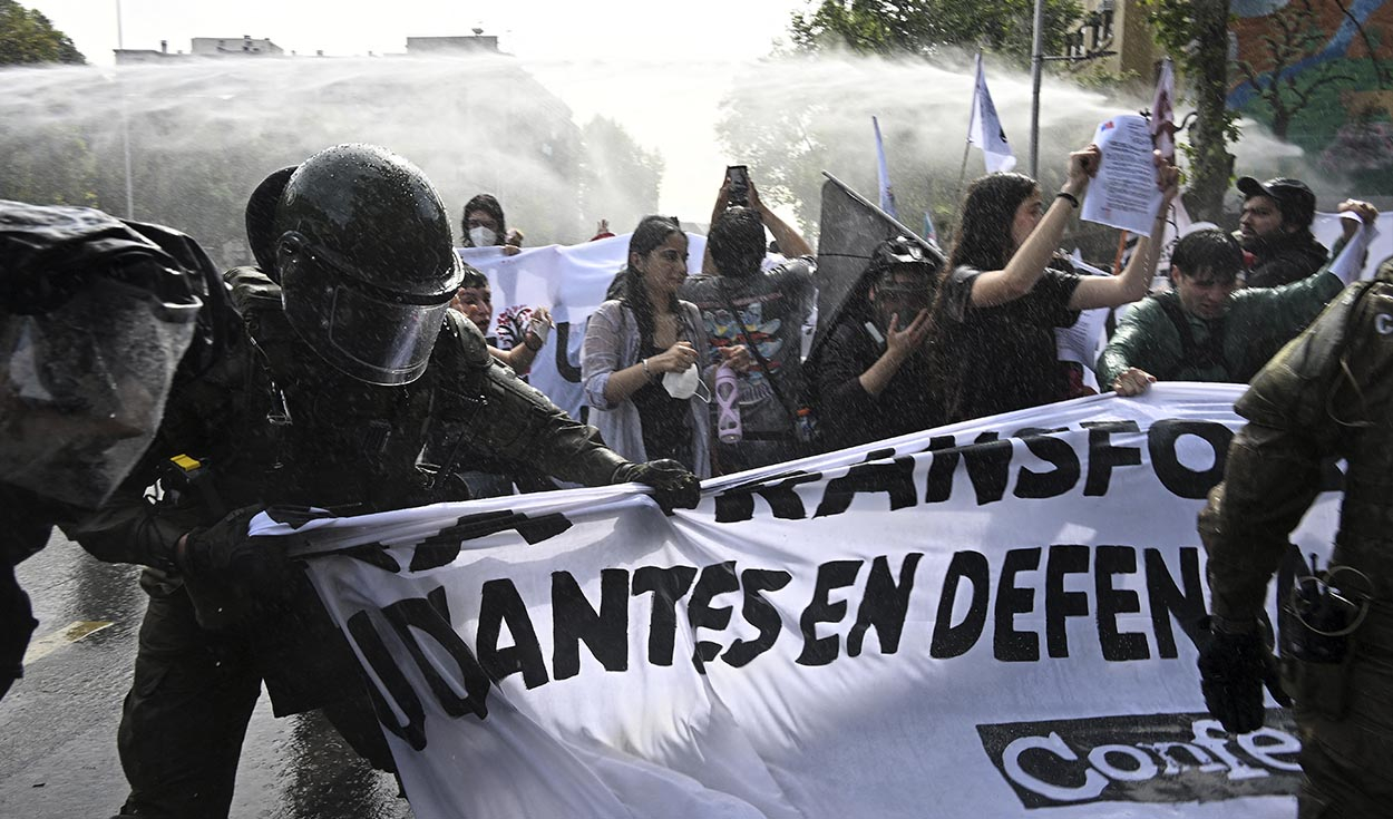 Estudiantes marchan en Chile contra posibles recortes a la educación pública durante el gobierno de Kast
