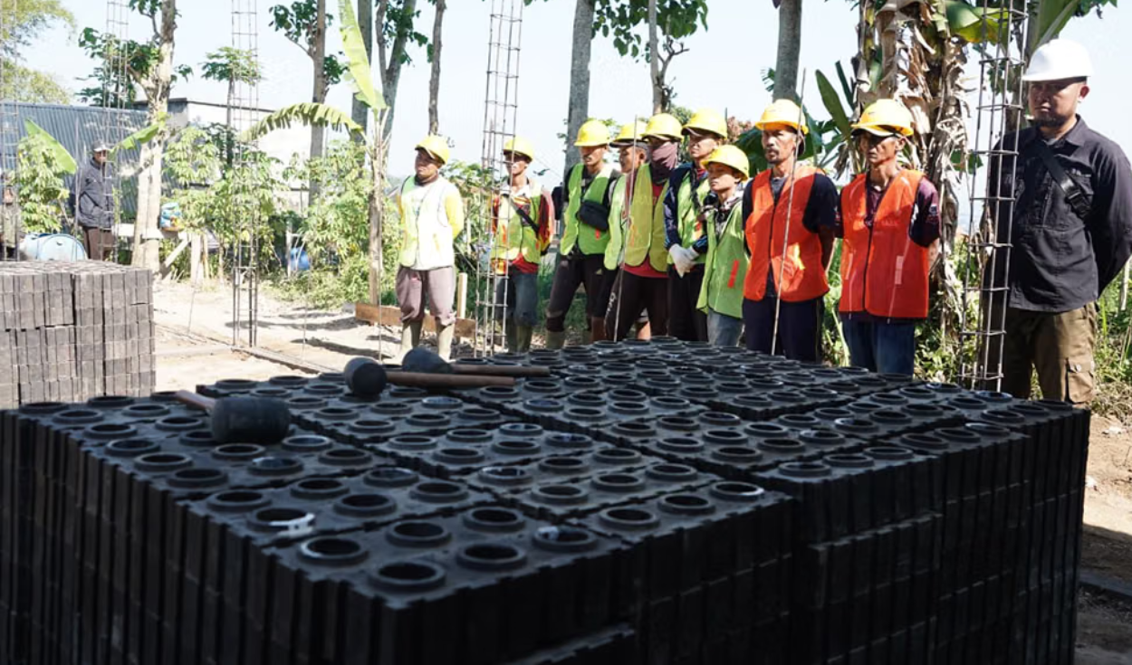 Indonesia está construyendo una escuela con residuos de plástico: pisos, techos tuberías y otras estructuras usarán el material reciclado