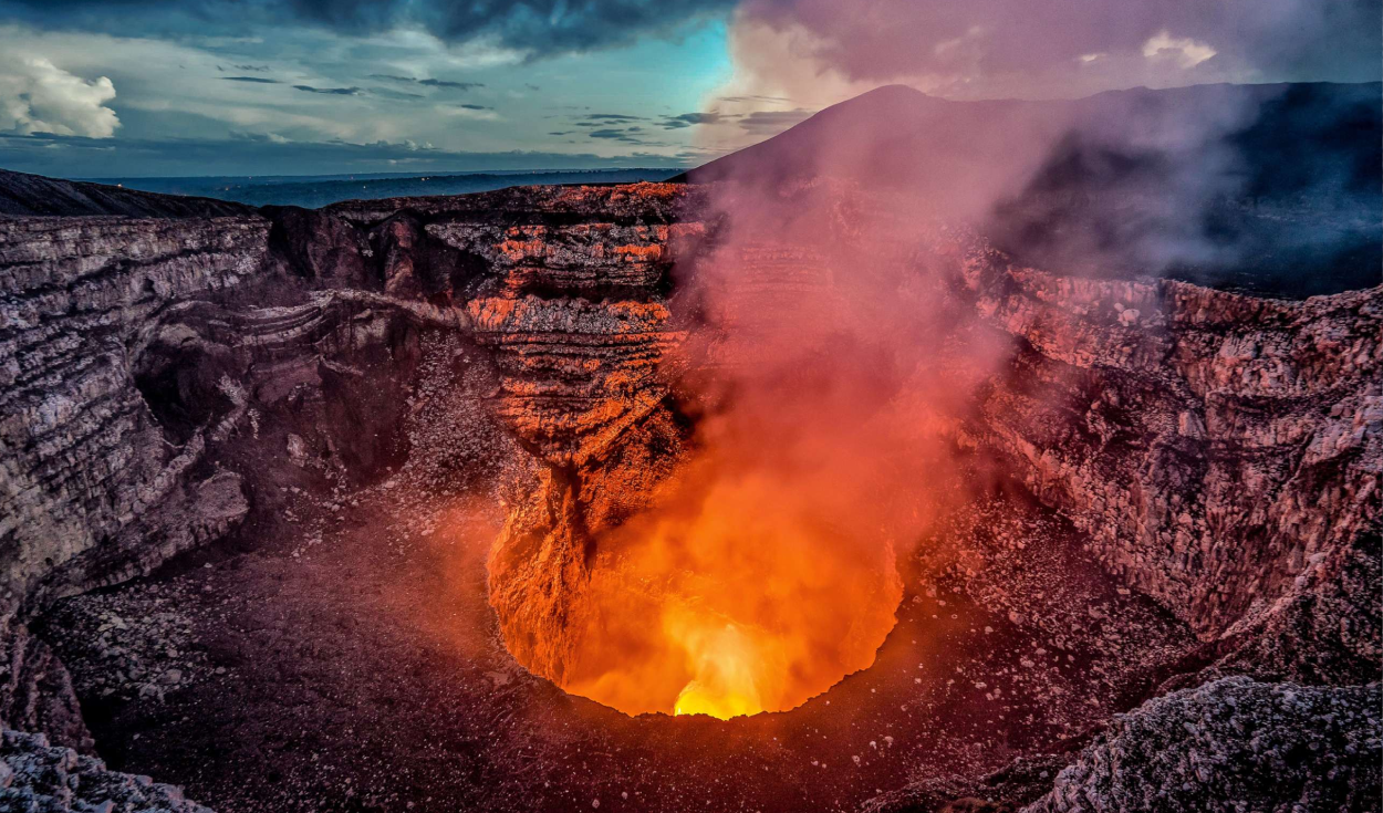 Científicos detectan dos depósitos de magma bajo un volcán de Centroamérica en una área habitada por 2 millones de personas