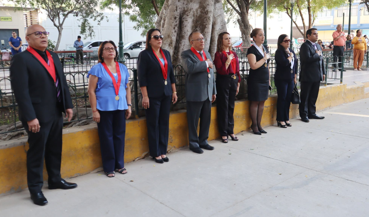 Piura: jueces y personal judicial participan en ceremonia de izamiento del Pabellón Nacional