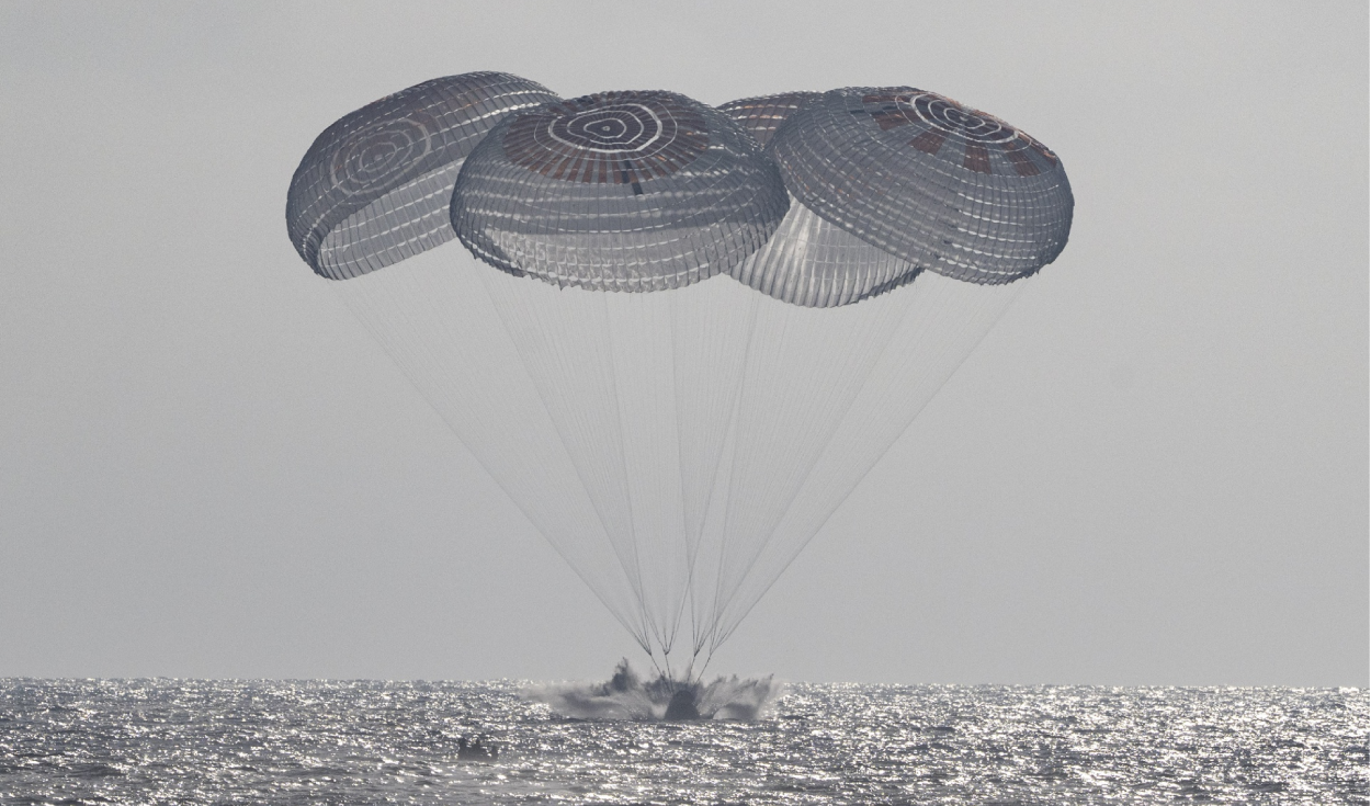 Los astronautas de la misión Crew-12 de la NASA y SpaceX amerizan con éxito tras 8 meses en el espacio