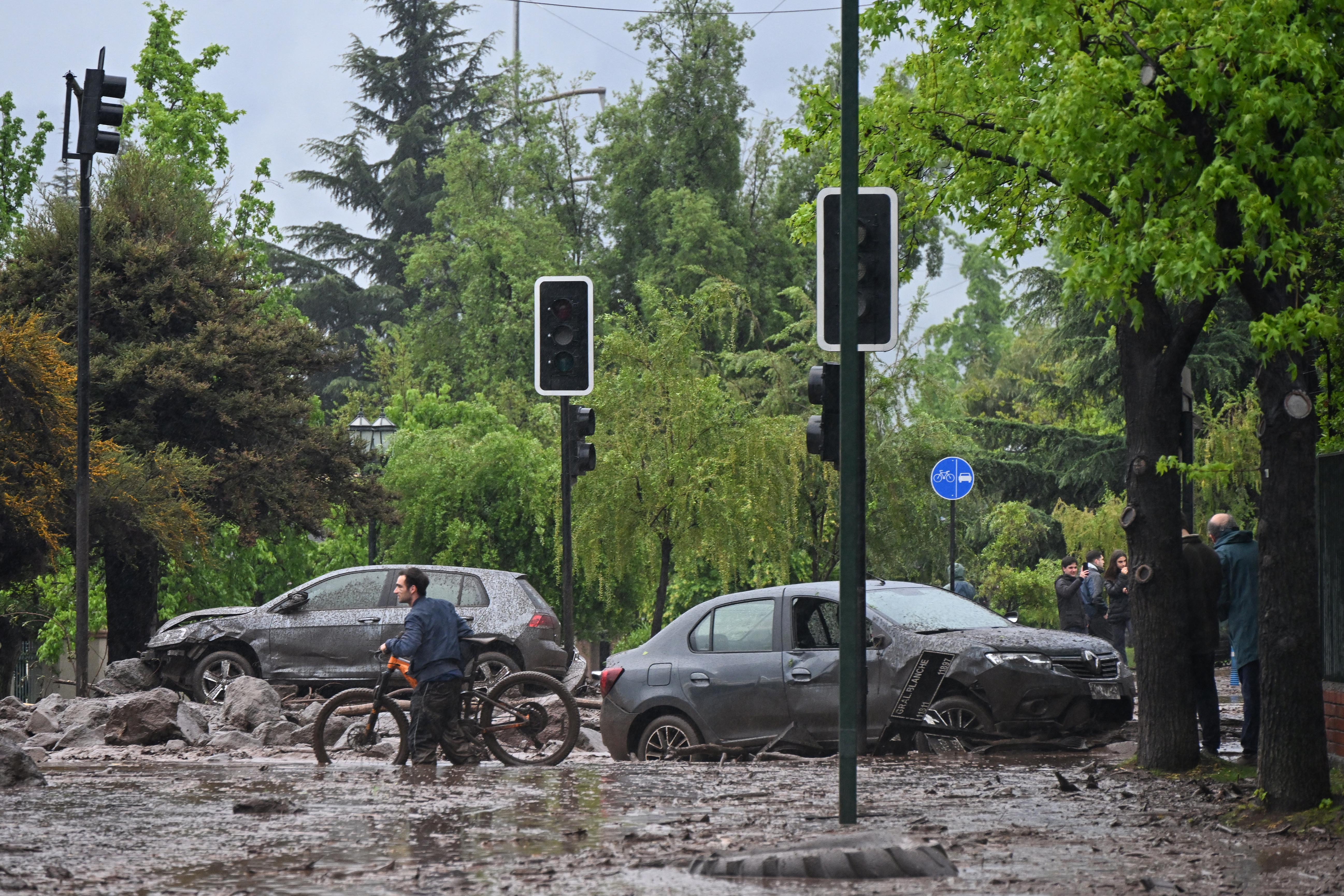 Senapred declaró Alerta Roja en la Región Metropolitana para movilizar recursos y facilitar evacuaciones