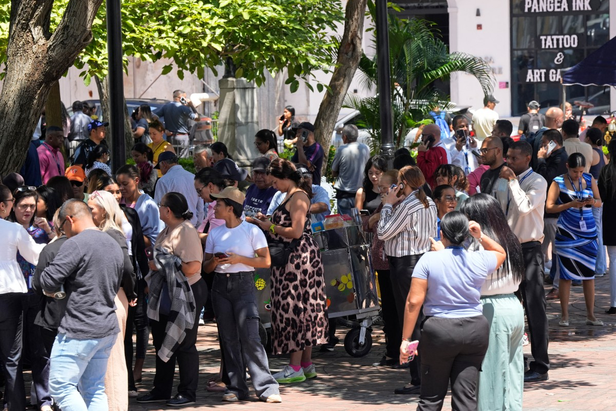 Personas evacuadas de un edificio se congregan en una plaza tras el fuerte terremoto que azotó el país.
