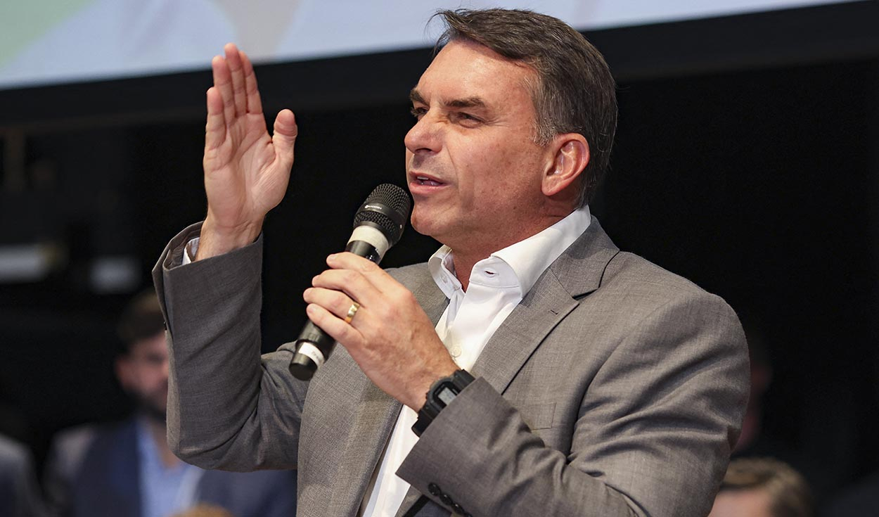 Flávio Bolsonaro supera a Lula por cuatro puntos en intención de voto para el balotaje de Brasil, según encuestas