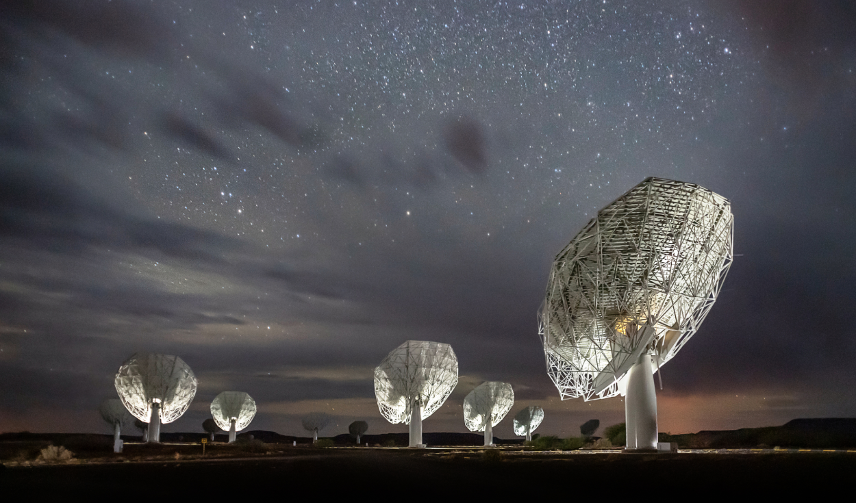 Una ráfaga rápida de radio: el telescopio James Webb localiza el origen de una antigua señal
