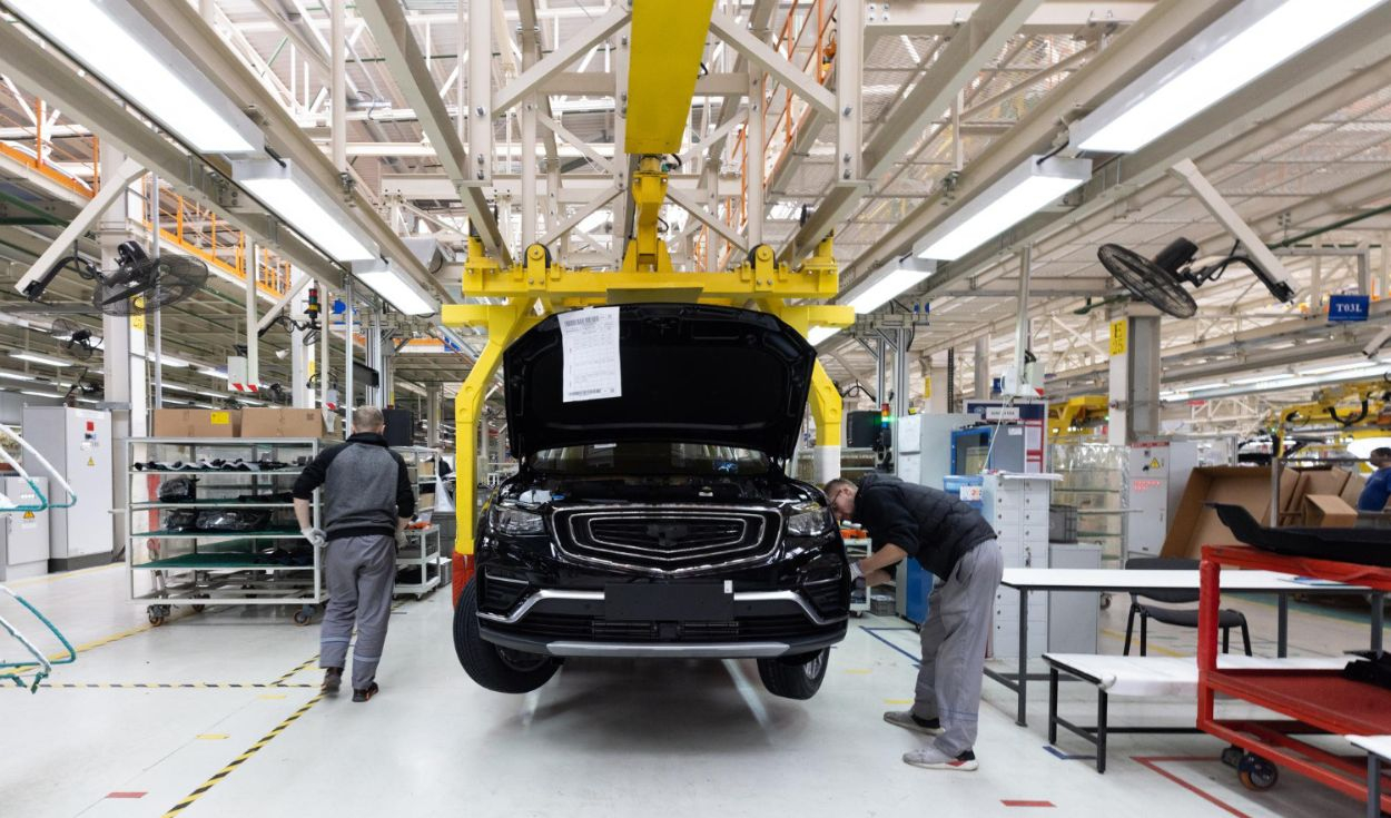 China quiere prohibir las manijas ocultas de los coches y las pantallas plegables: las nuevas normas que buscan evitar riesgos de seguridad