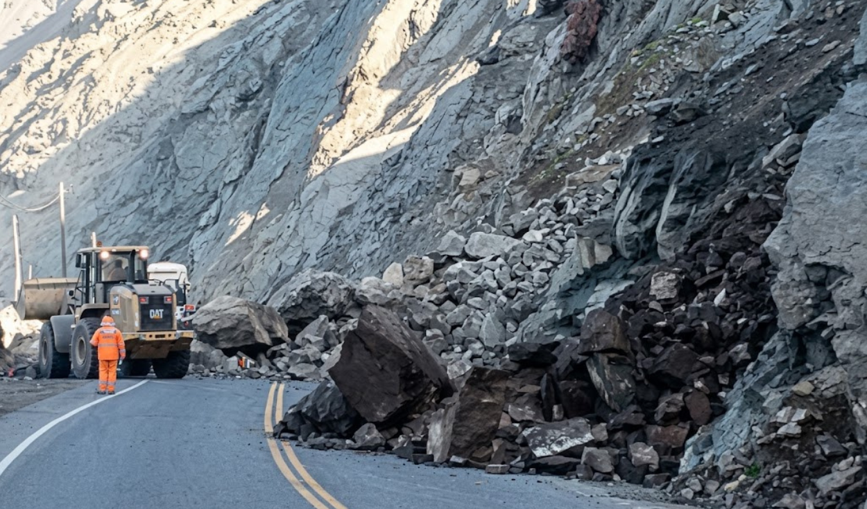 Derrumbe de rocas bloquea parcialmente la Panamericana Sur en Arequipa y restringe el tránsito