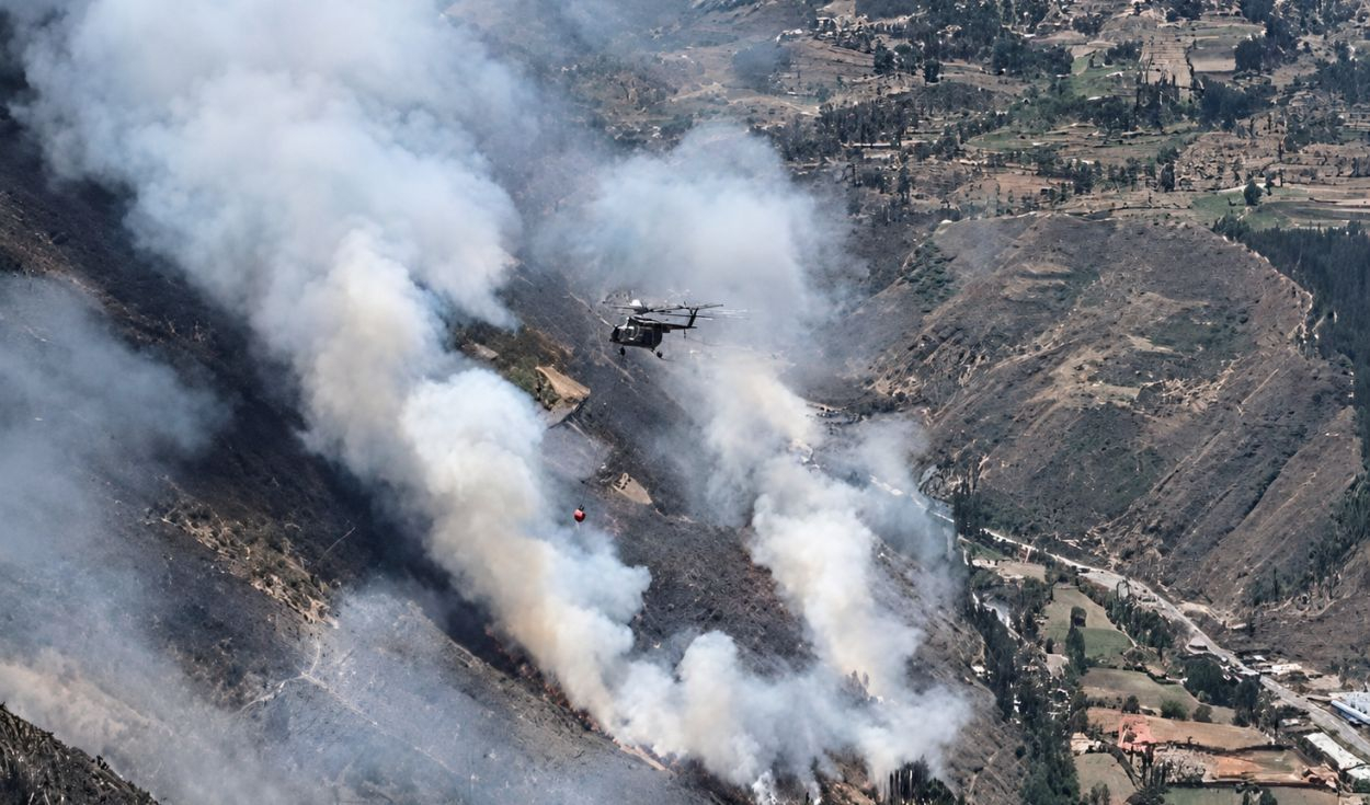 Incendio forestal en Cusco avanza hacia viviendas de Calca pese al apoyo aéreo