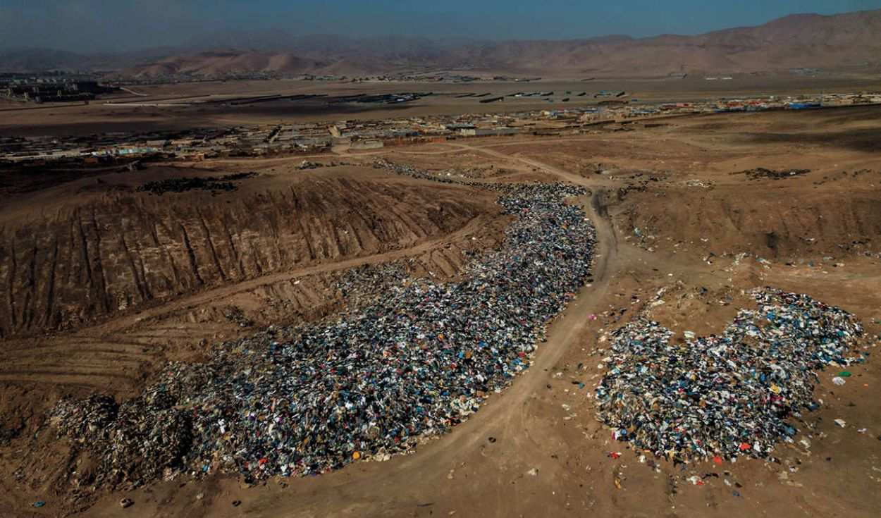 Un país de América Latina recibe toneladas de ropa usada de Europa y termina abandonada en uno de los desiertos más áridos del mundo