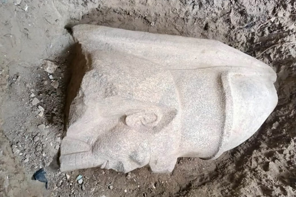 La cabeza de la segunda estatua, probablemente también de Ramsés II. Foto: Ministerio de Turismo y Antigüedades de Egipto/Facebook