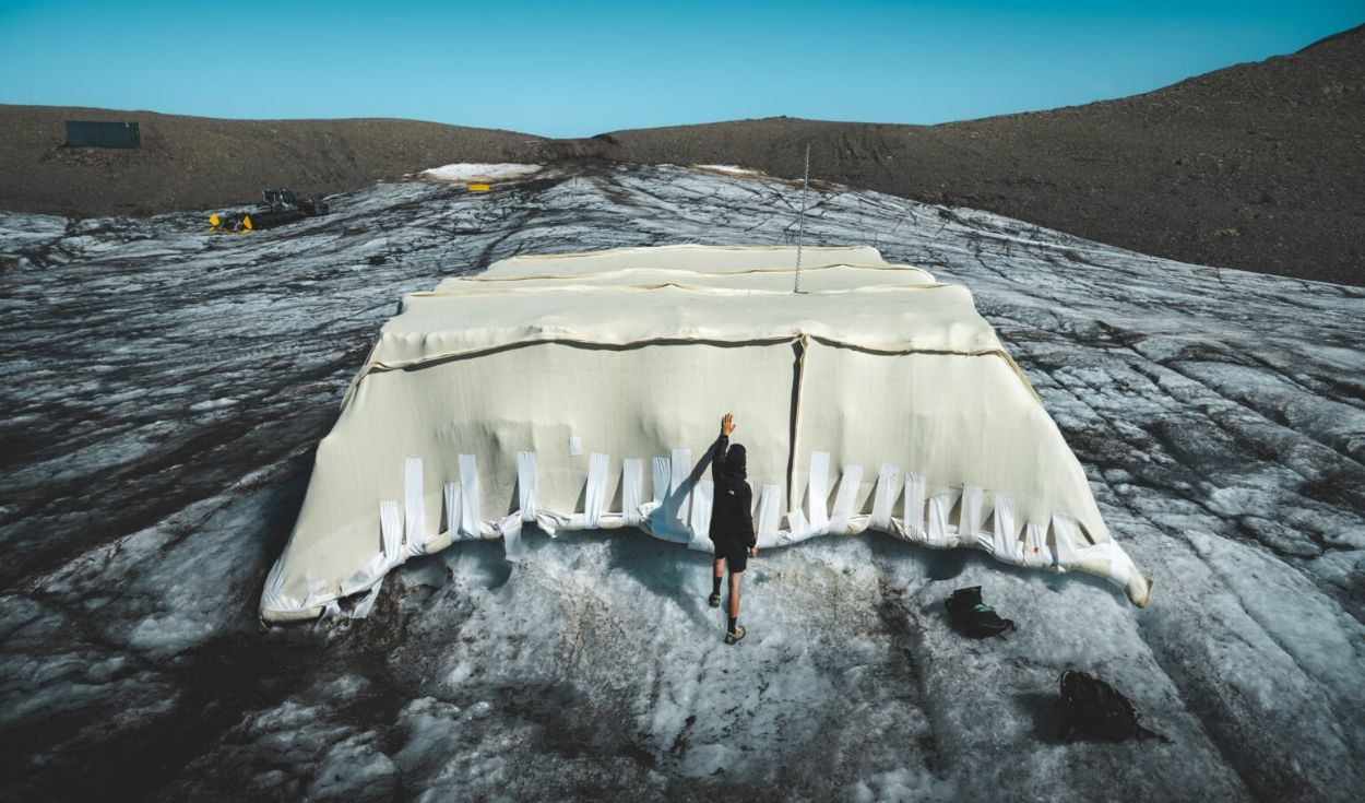 Estudiantes cubrieron un glaciar de los Alpes con 200 m² de un material natural y descubrieron que protege el hielo como las coberturas sintéticas