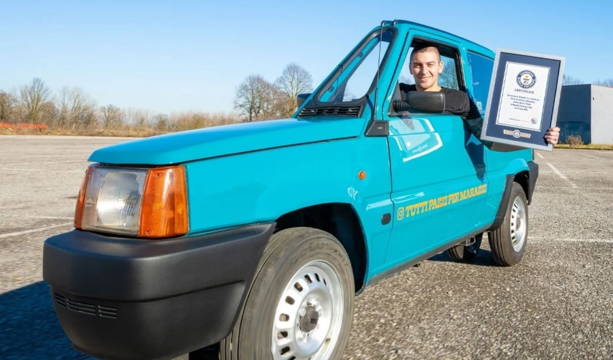 Un italiano transformó un automóvil en el más estrecho del mundo: mide menos de 60 centímetros de ancho y entró en el récord Guinness