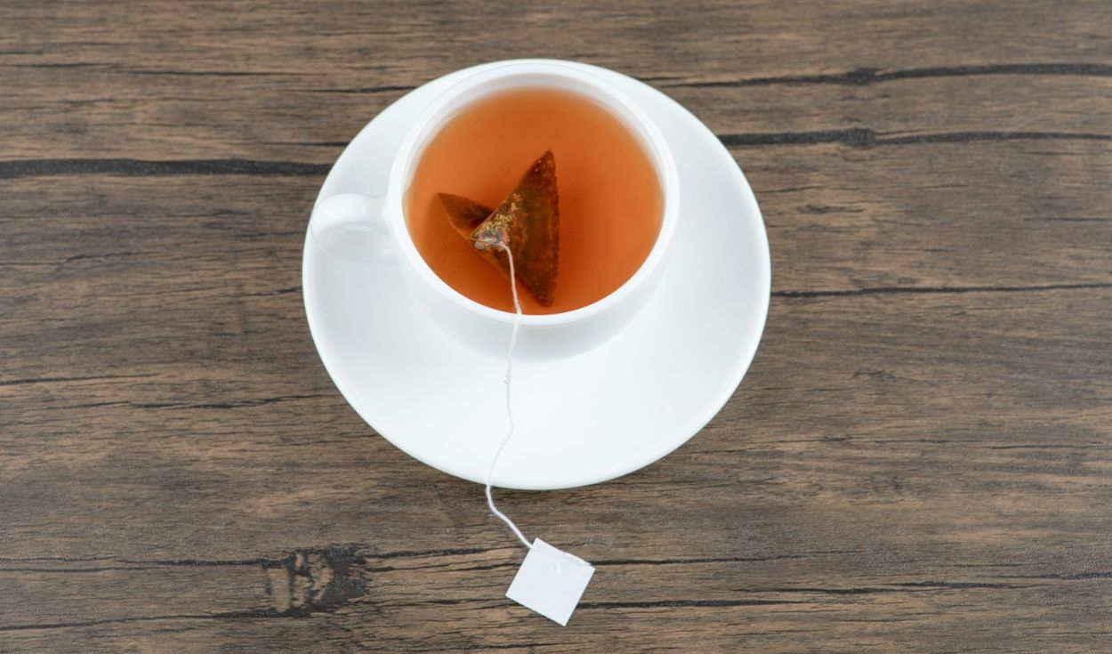 Un estudio científico advierte sobre las bolsas de té: algunas liberan miles de millones de partículas de plástico durante la preparación