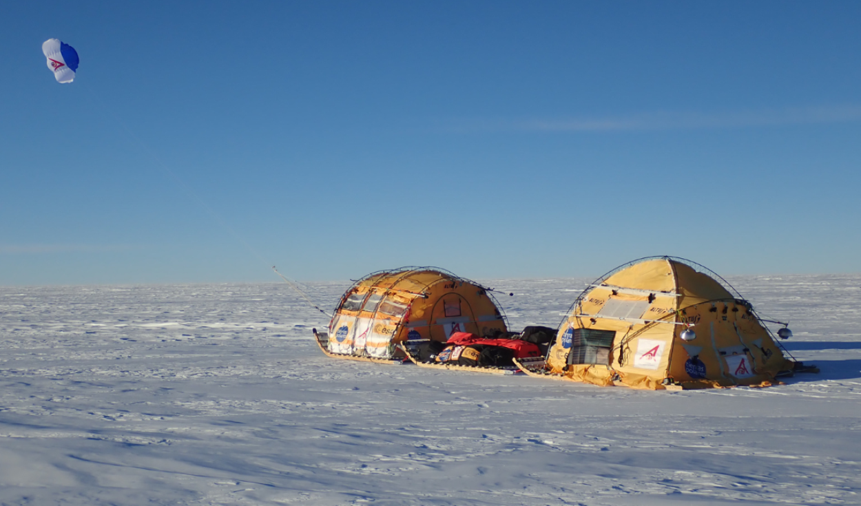 Un trineo de nieve diseñado en España y propulsado por 20 cometas cruzará la Antártida en un viaje de 80 días con carga científica