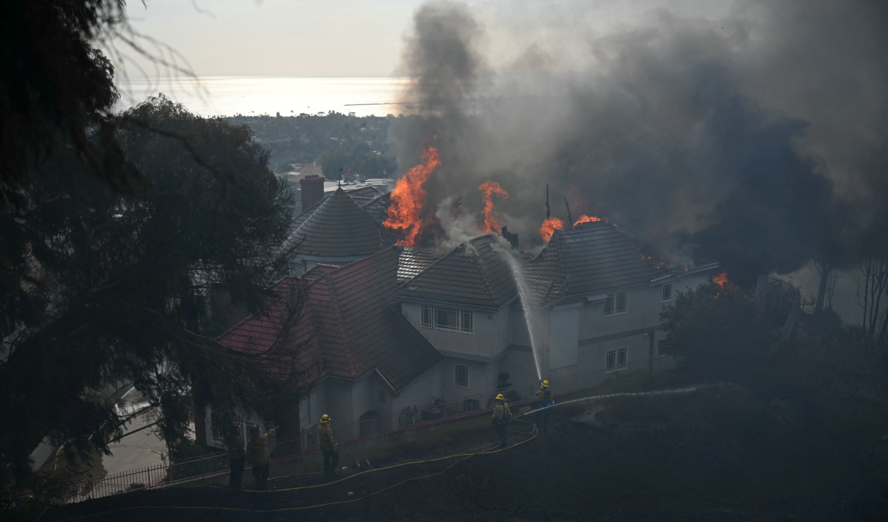 Un incendio forestal se extiende en el sur de California, deja varias casas en llamas y provoca evacuaciones masivas