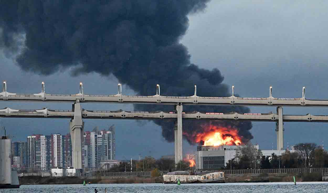 Ucrania lanza uno de sus mayores ataques con drones contra San Petersburgo y provoca incendios en terminales petroleras rusas