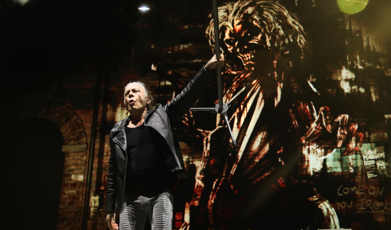 El Estadio Nacional se tiñó de rojo por Iron Maiden y Dickinson ondeó la bicolor