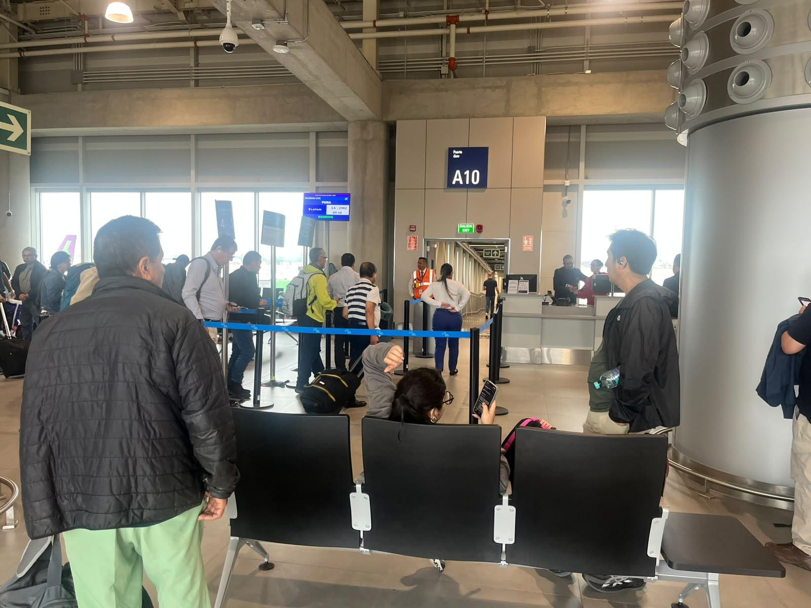 Indecopi supervisa atención a pasajeros afectados tras incidente en avión de Latam Airlines Perú Indecopi supervisa atención a pasajeros afectados tras incidente en avión de Latam Airlines Perú