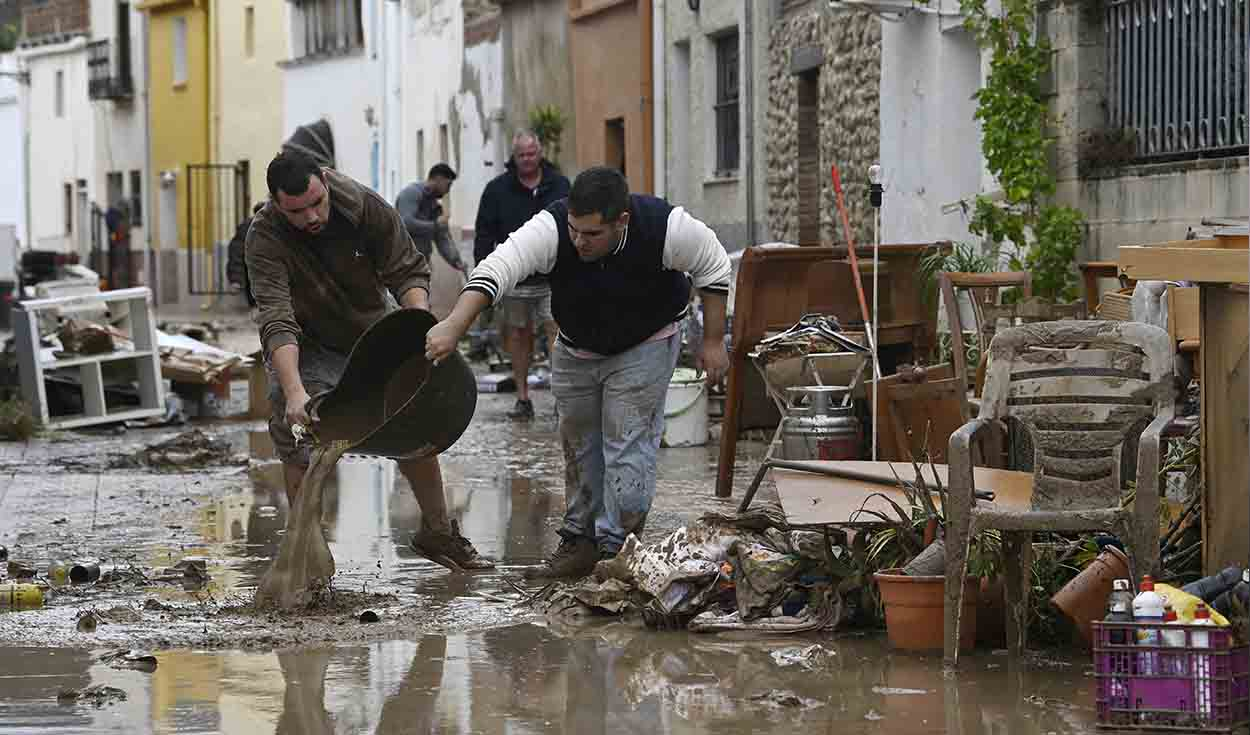España ordena el confinamiento de 145 municipios por inundaciones que dejan 3 muertos y graves daños