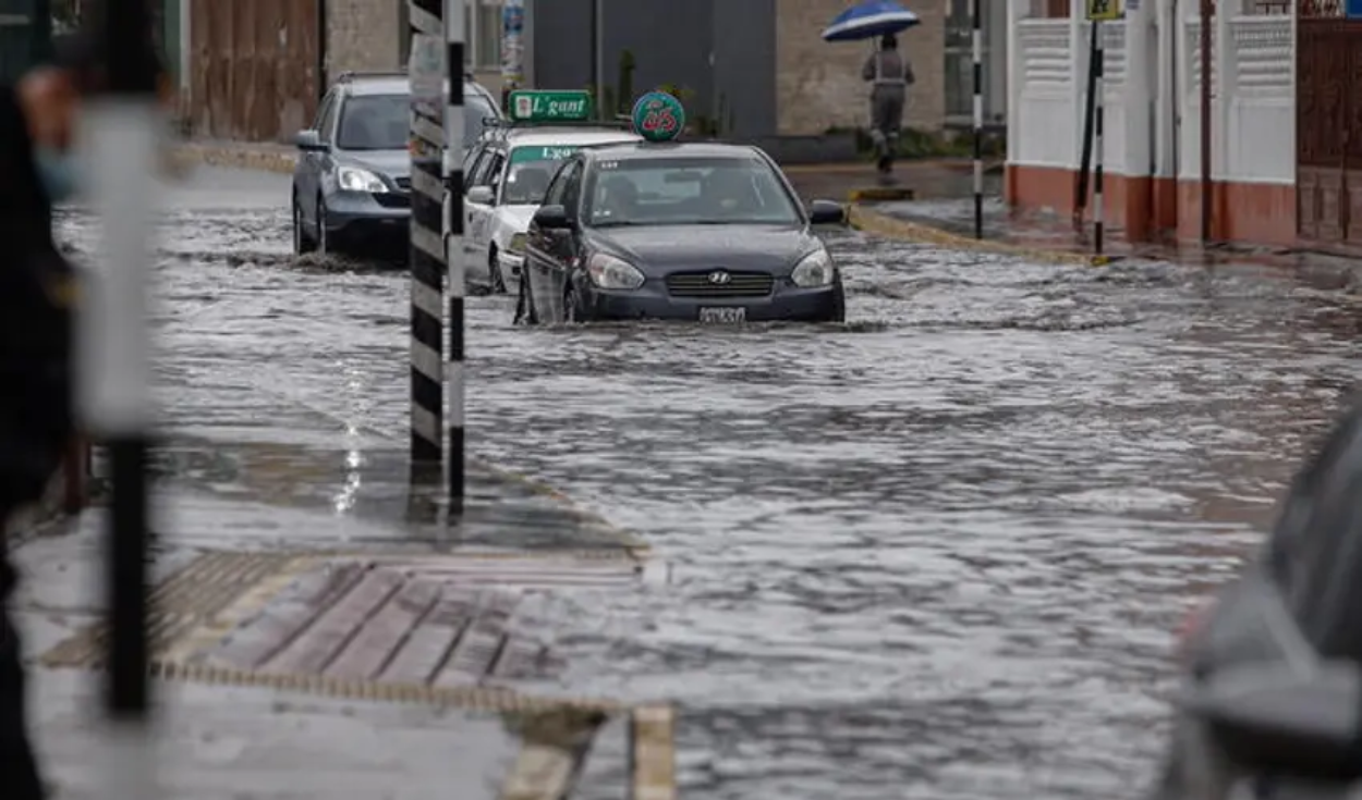 Senamhi activa ALERTA ROJA por FUERTES LLUVIAS en SEIS REGIONES desde mañana
