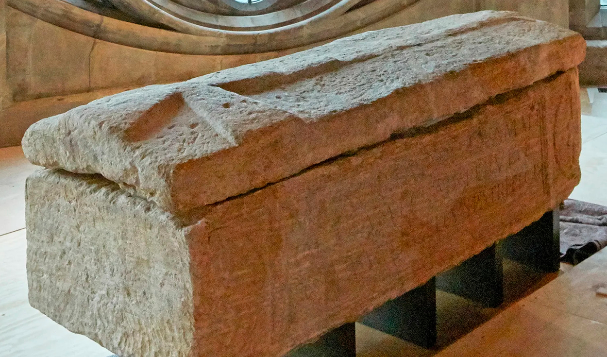 Arqueólogos resuelven el misterio de un esqueleto medieval enterrado en un sarcófago de la época romana