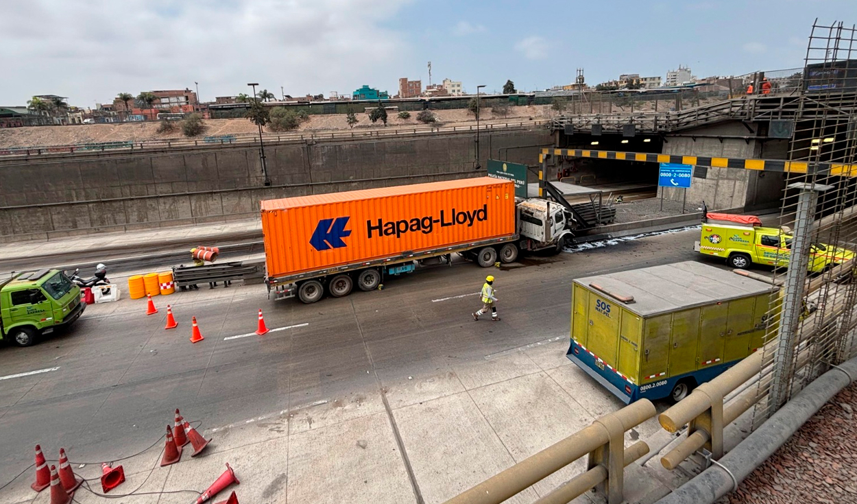 Camión choca y derrama combustible en túnel de Línea Amarilla: restringen tránsito en ambos sentidos