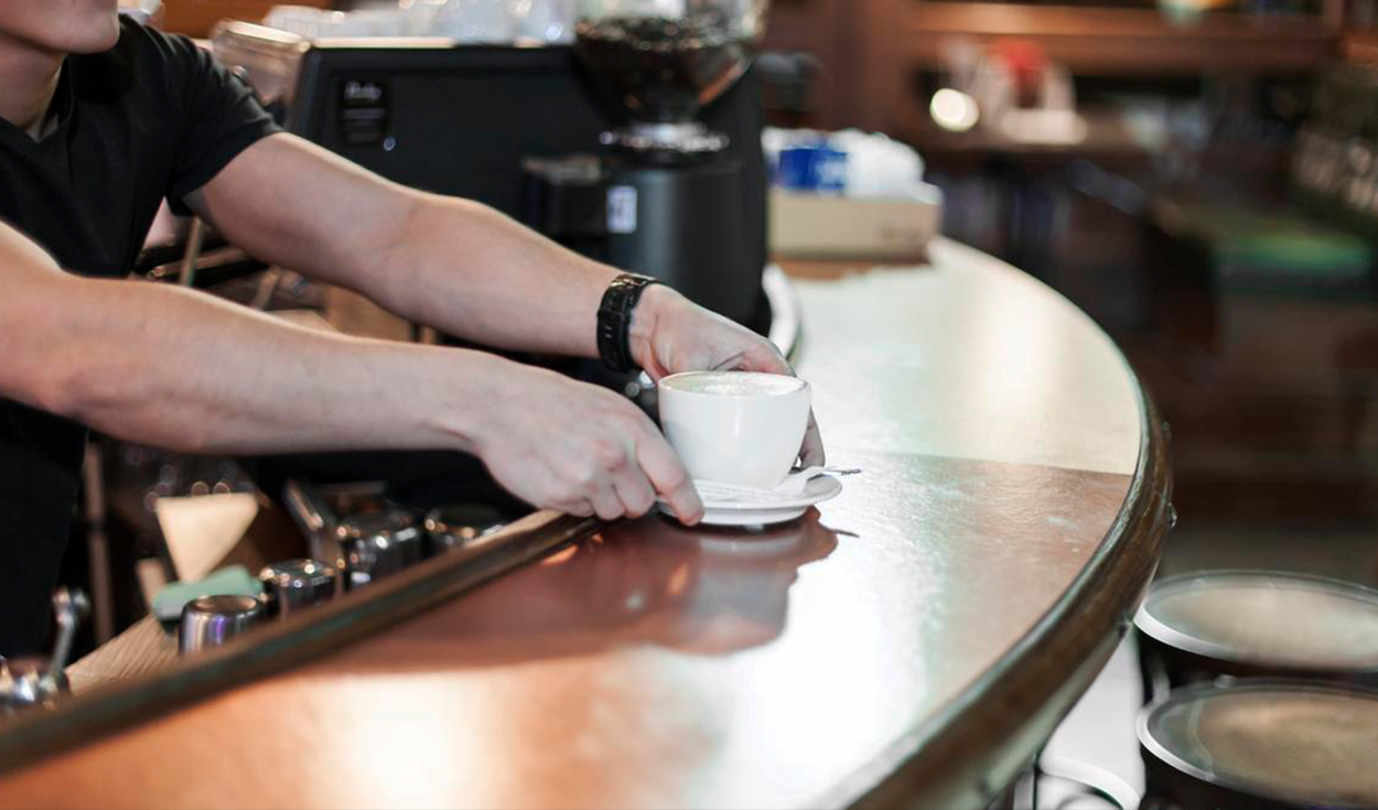 Fue despedido por trabajar en el bar de su amigo mientras estaba de baja por accidente laboral: ahora será reincorporado e indemnizado con más de 45.000 euros