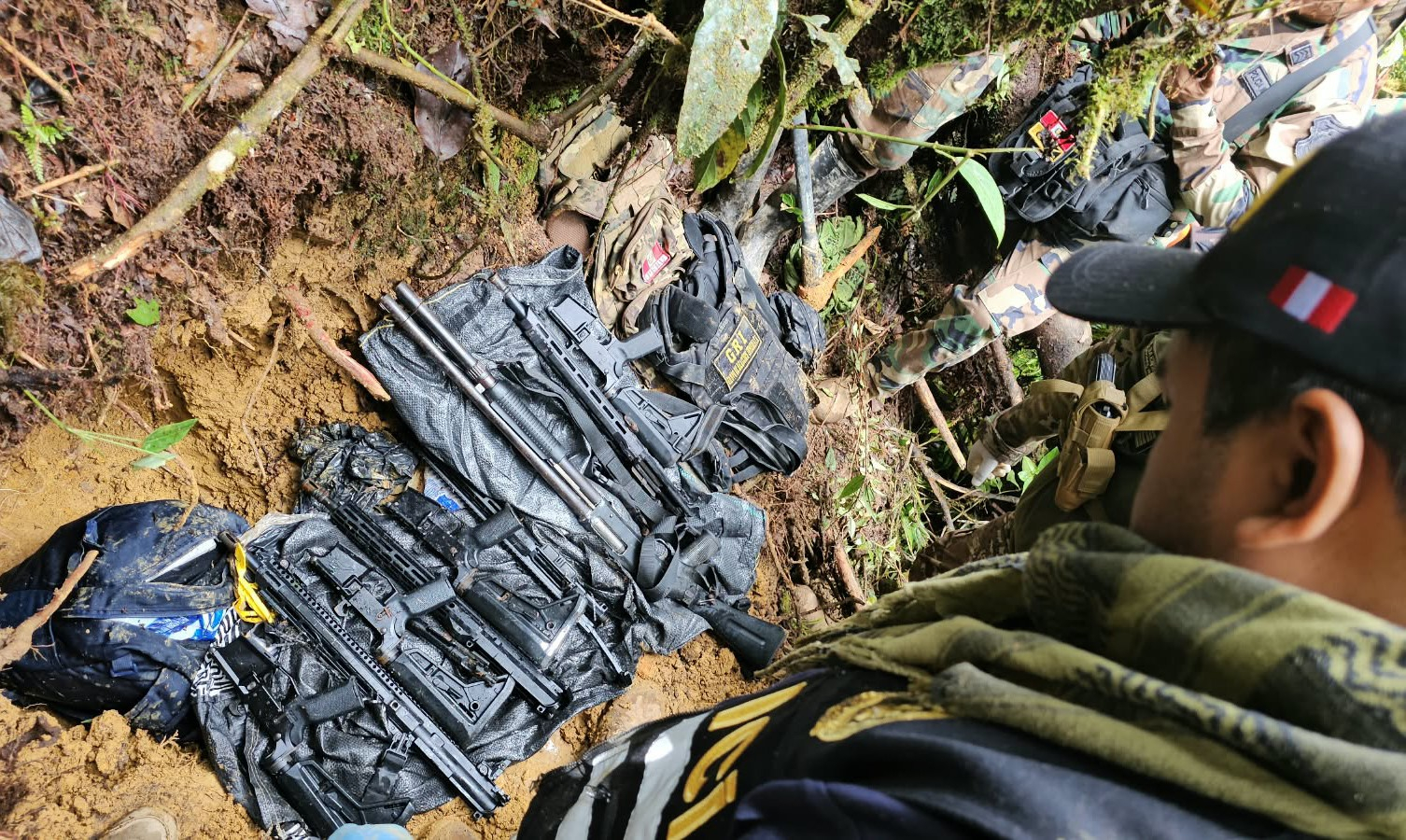 Incautan fusiles de guerra, municiones y explosivos a la red criminal Los Lobos II