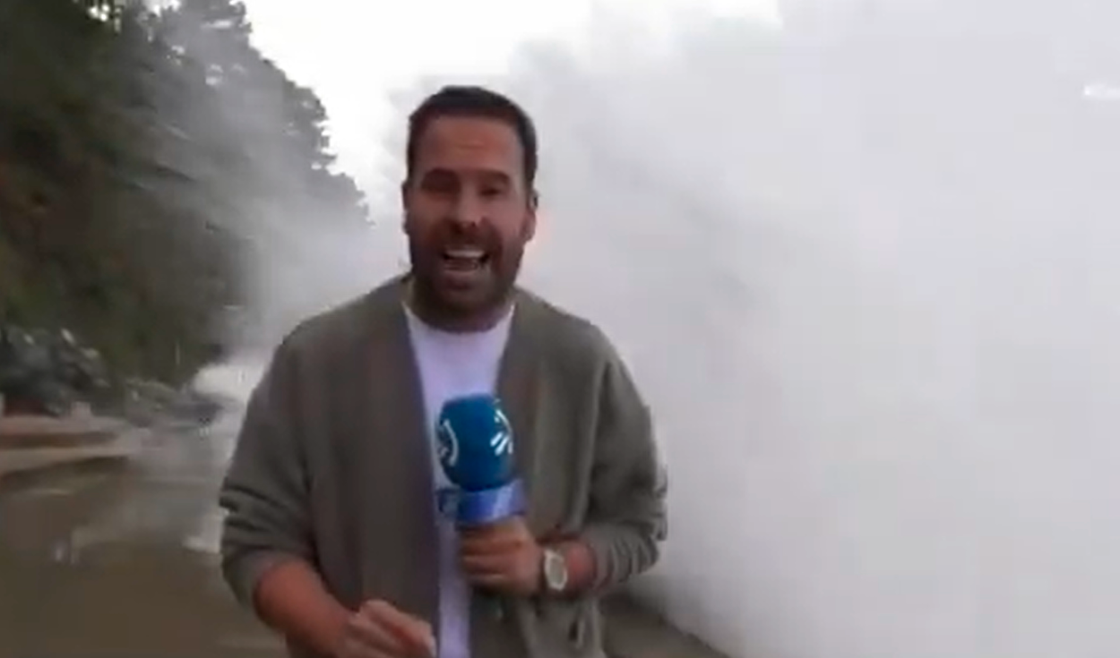 Susto en vivo: una ola gigante empapó a un periodista durante un reporte de las costas en España