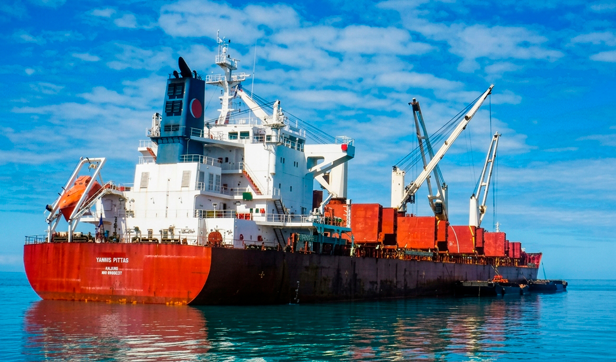Un ingeniero jefe de 72 años ordenó tirar agua contaminada al mar y falsificar los registros del barco: ahora deberá pagar millonaria multa