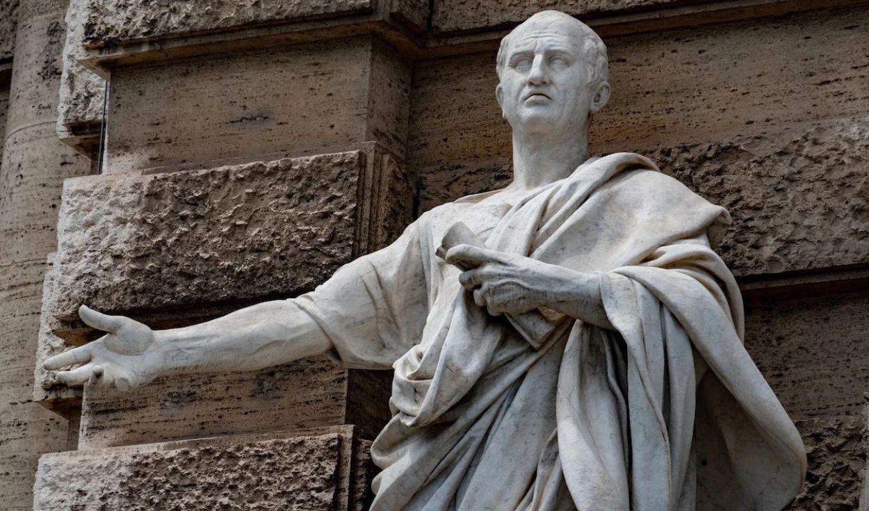 Cicerón, filósofo romano, dejó una reflexión hace más de 2.000 años sobre la felicidad: "Estar contentos con lo que poseemos es la más segura y mejor de las riquezas"