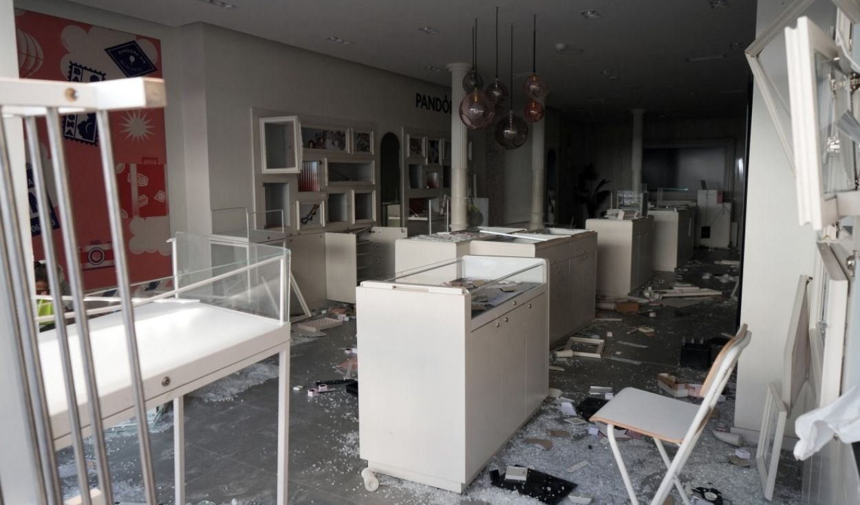 Disturbios en Barcelona dejan 128 detenidos y 15 agentes heridos tras ataques a comercios