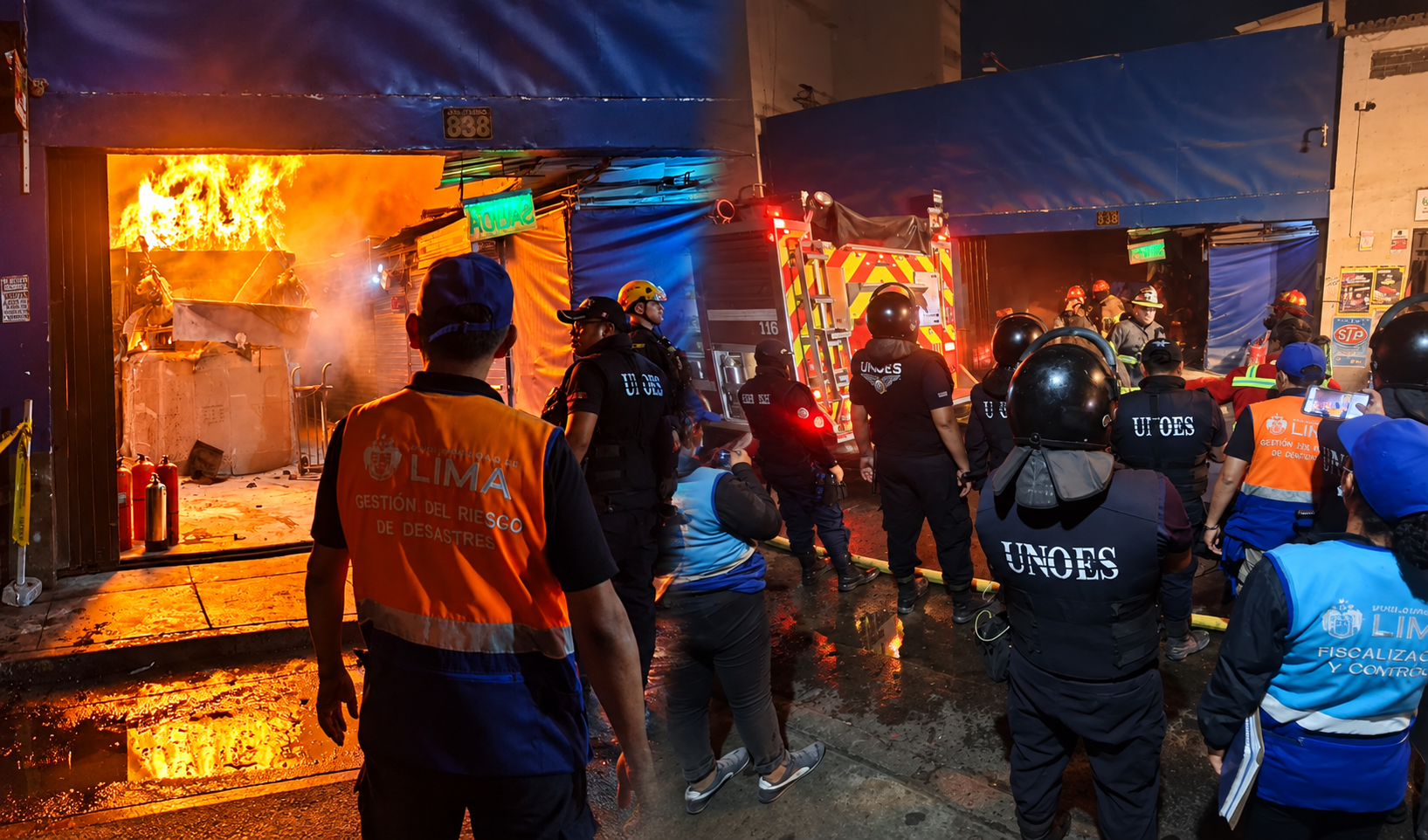 Incendio en Mesa Redonda: bomberos confinan siniestro en el jirón Puno originado por presunto recalentamiento de aparato eléctrico