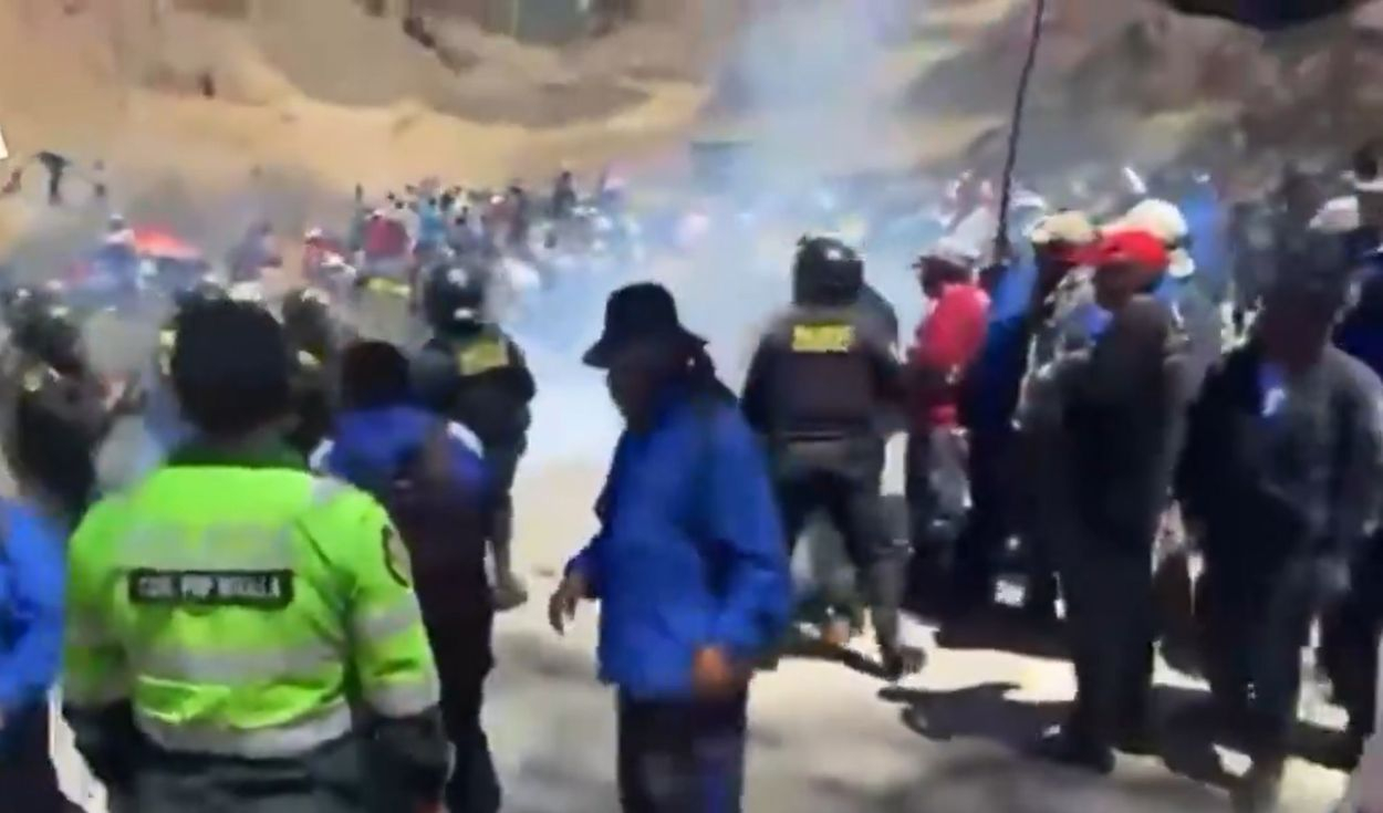 Policía lanza gases lacrimógenos contra comuneros que bloquean vía Jauja-Tarma por obra paralizada del Instituto de Música