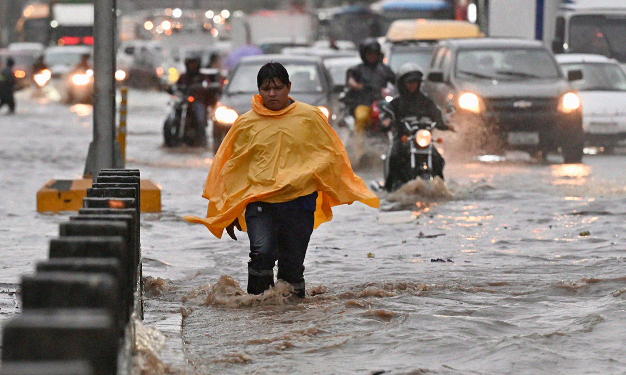 Fuertes lluvias inundaron más de 80 zonas de Guayaquil y causaron su colapso en medio de la alerta por El Niño