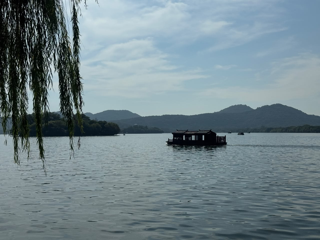 El Lago del Oeste en Hangzhou, justo el cuerpo de agua que rodea la colina donde se encuentra el Pabellón Wenlan. Foto: LR/Jennifer Valqui