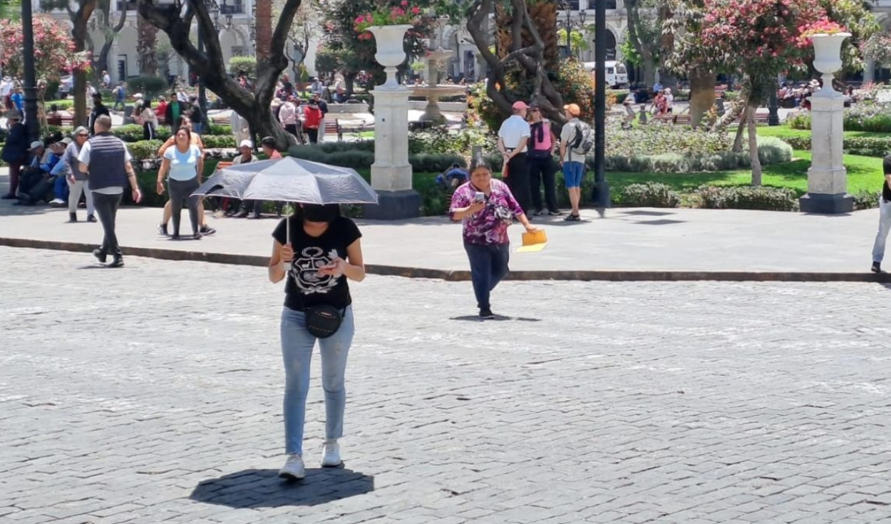 Senamhi advierte por calor de hasta 32 °C en la costa de Arequipa y lluvias con nevadas en las zonas altas