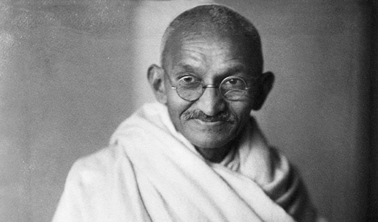 Mahatma Gandhi dejó una reflexión sobre la felicidad que invita a cambiar nuestra forma de vivir: "Vive más sencillamente para que otros puedan sencillamente vivir"