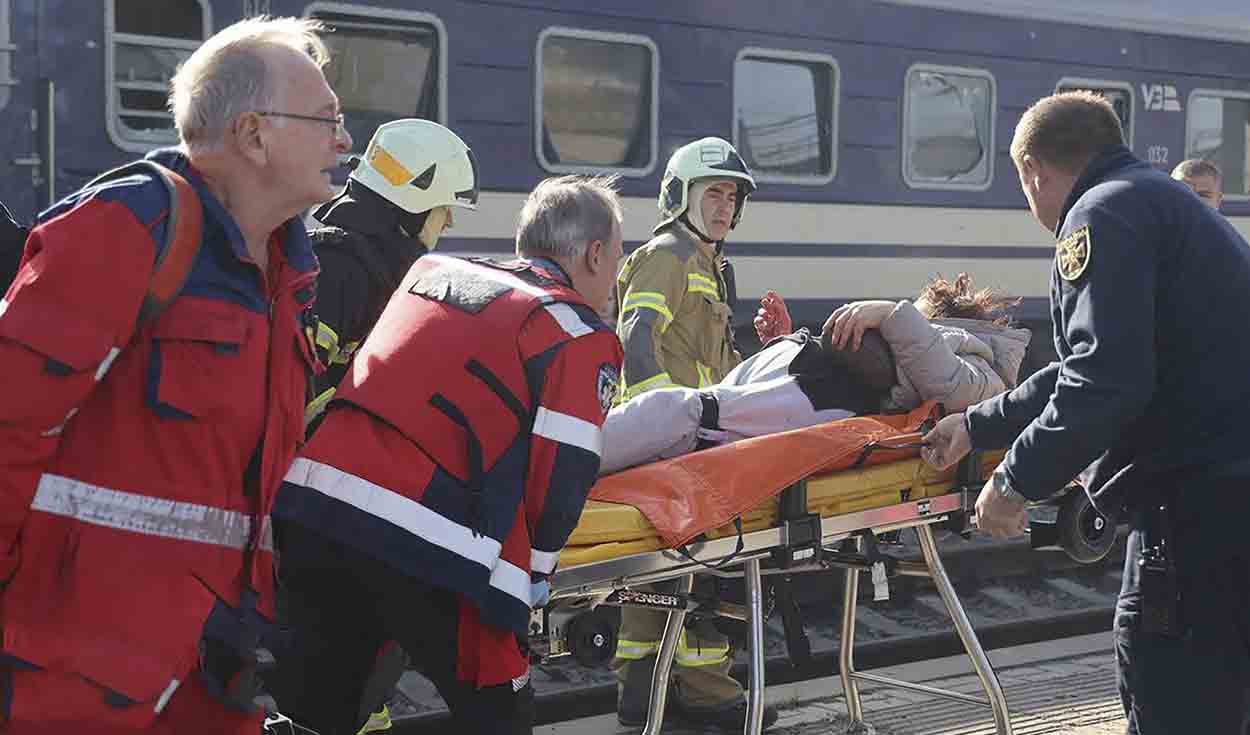 Rusia ataca una estación de tren en Ucrania y deja 14 muertos y varios heridos, denuncia Kiev