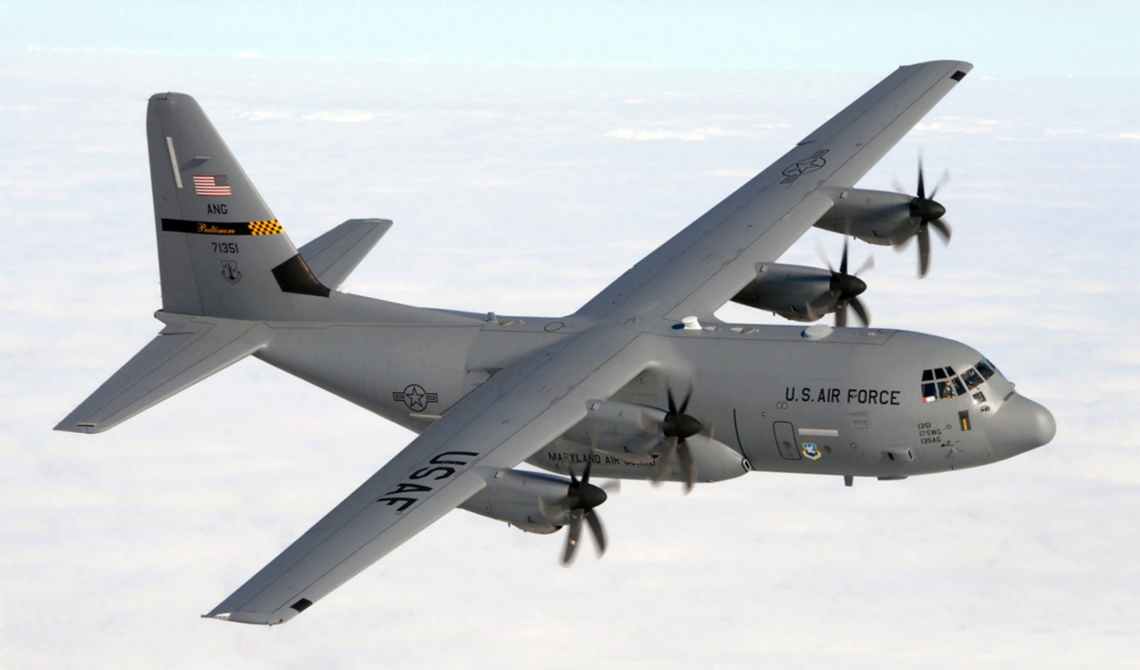 EE. UU. despliega aviones militares capaces de lanzar más de 11.000 litros de retardante en segundos para frenar los incendios forestales