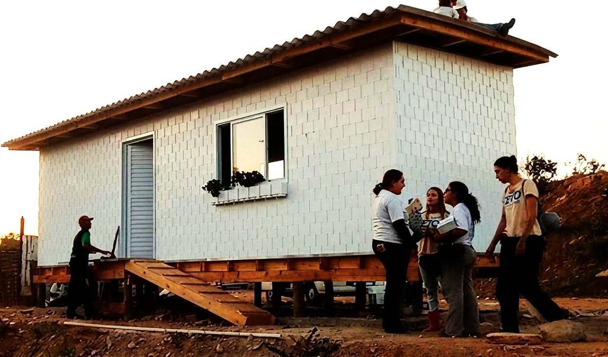 Una madre de 9 hijos y abuela de 12 nietos recibe una casa construida en 15 horas con dos toneladas de plástico reciclado en Brasil