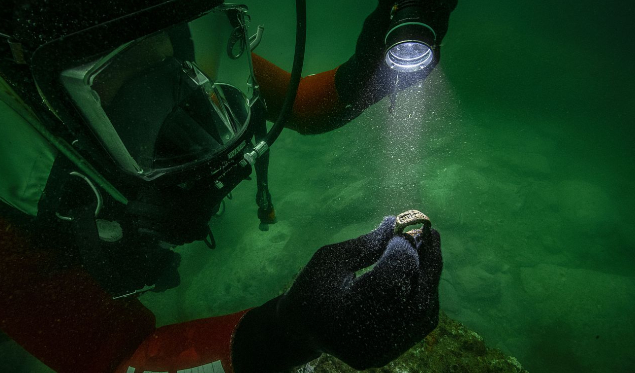 El primer anillo con sello que muestra al faro de Alejandría descubierto en un puerto antiguo sumergido de Egipto