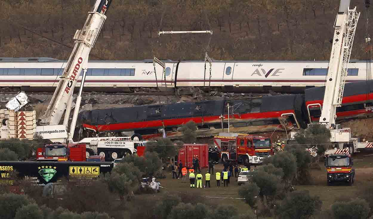 España busca víctimas entre los trenes destrozados mientras crece la presión sobre el Gobierno de Pedro Sánchez