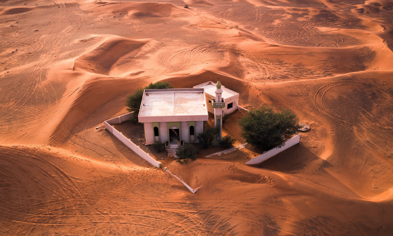 Una pareja se mudó al desierto de EE. UU. con sus 4 hijos y construye una casa de 232 m² utilizando más de 360 toneladas de tierra
